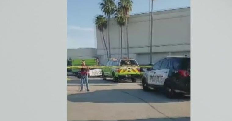 Man stabs woman, kills himself at Miami International Mall, police say Man stabs woman, kills himself at Miami International Mall, police say