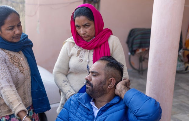 Daler Singh, que foi deportado pelas autoridades dos EUA, fala com a mídia em Salempura