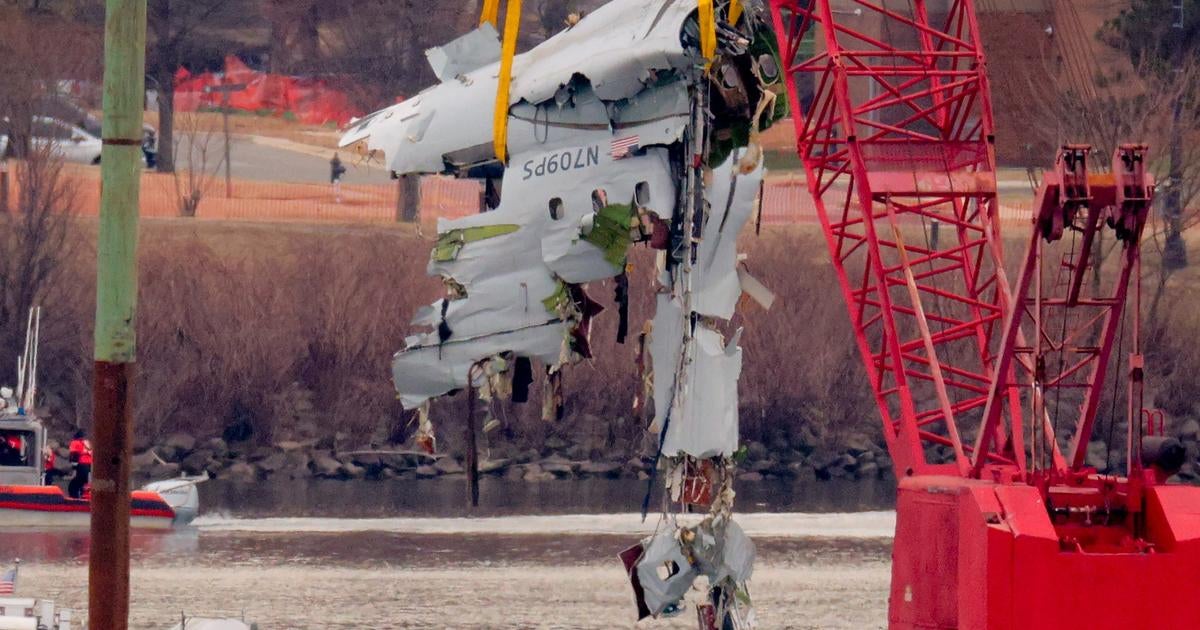 D.C. crews continue recovering wreckage from deadly midair crash