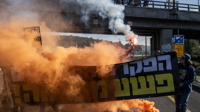 Demonstration in Tel Aviv demanding continuation of hostage swap