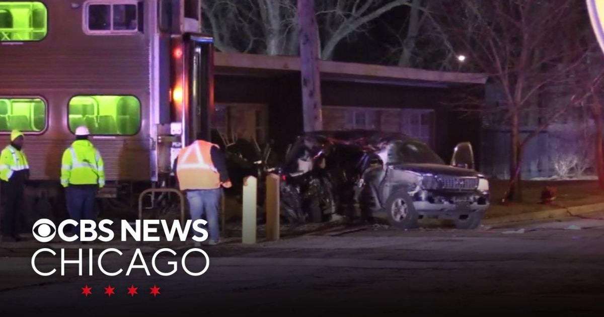 Metra train hits SUV in South Chicago neighborhood - CBS Chicago