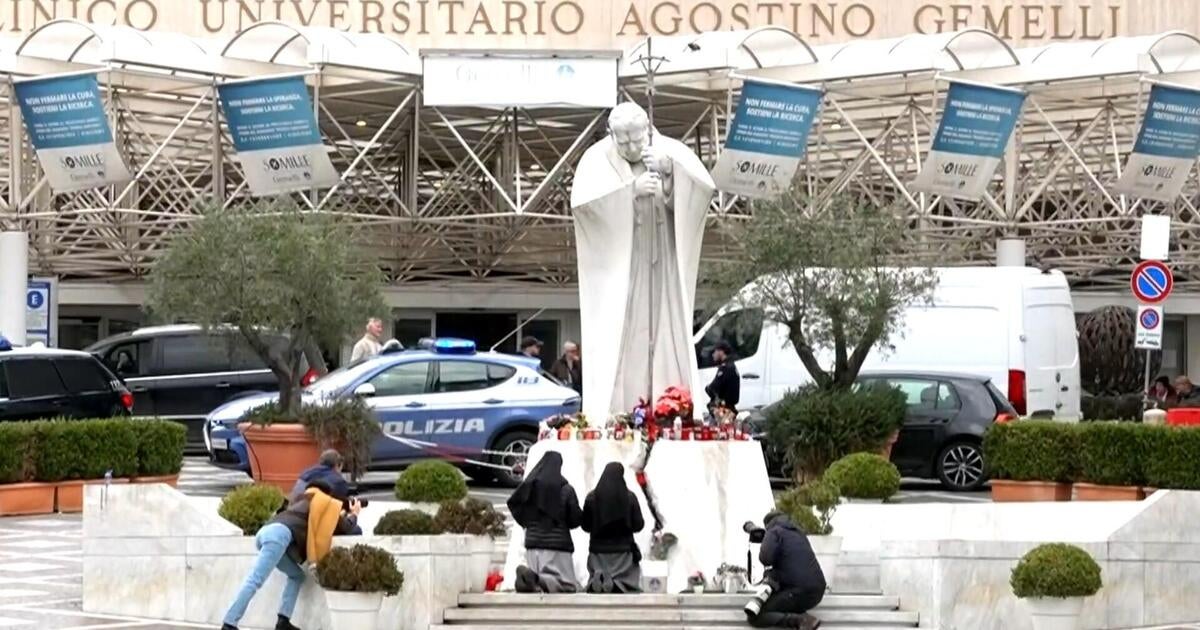 Pendukung berkumpul untuk berdoa untuk Paus Francis di luar rumah sakit