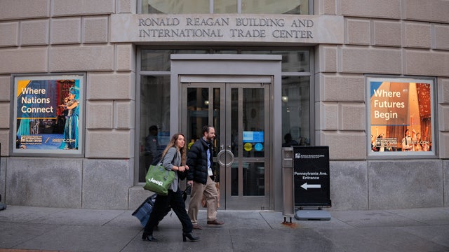 Terminated USAID Employees Collect Personal Items From Offices