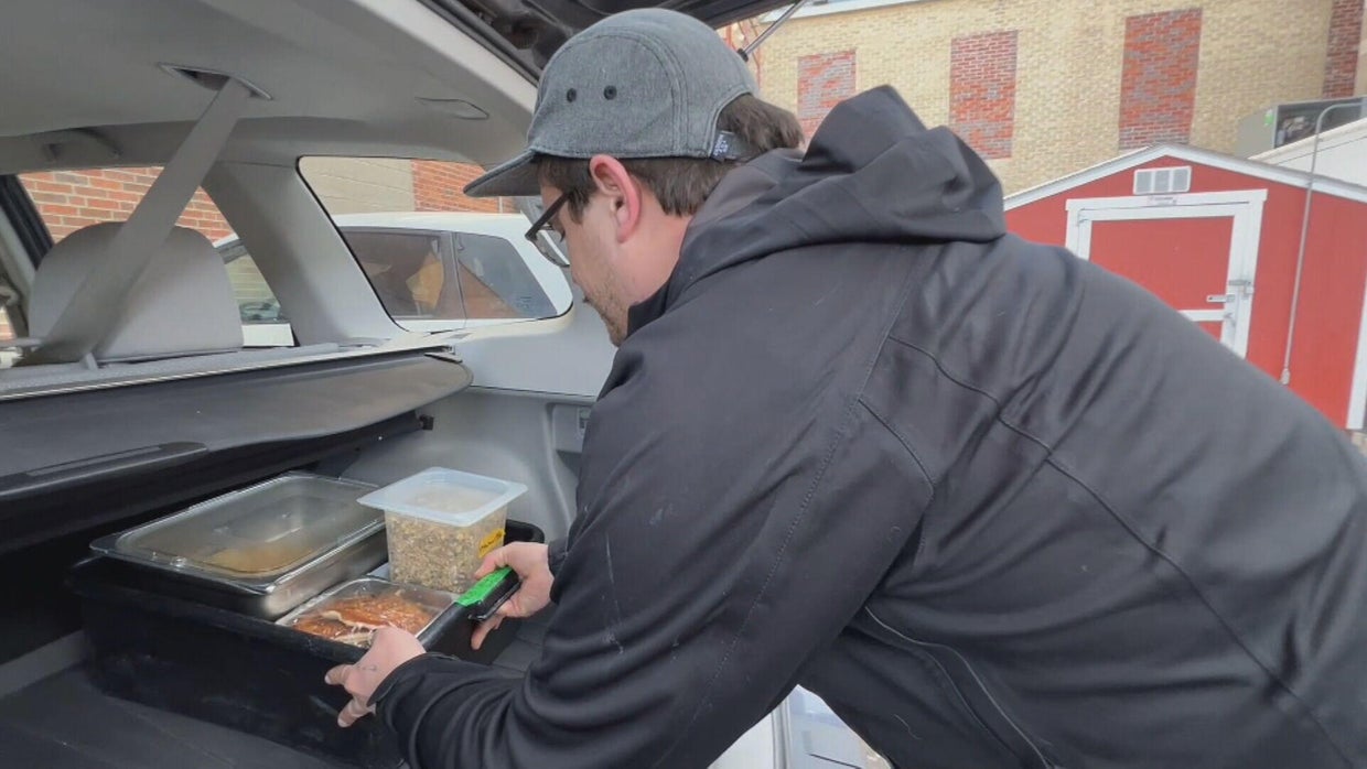 Volunteers use app to rescue surplus food for Denver nonprofits - CBS ...