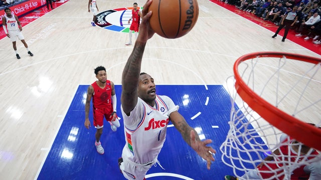 Andre Drummond goes up for a dunk during Sixers' game against Trail Blazers