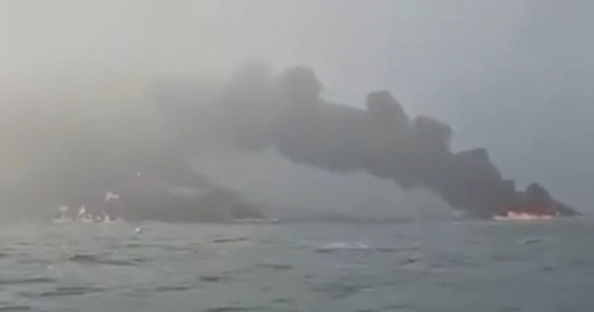 US-OLGED tanker, İngiltere kıyılarındaki Kuzey Denizi çarpışmasında kargo gemisi, her iki gemiyi de ateşe veriyor