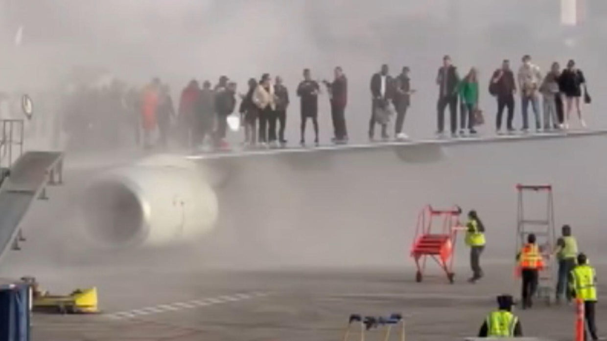 wing-denver-plane-evacuation.jpg 