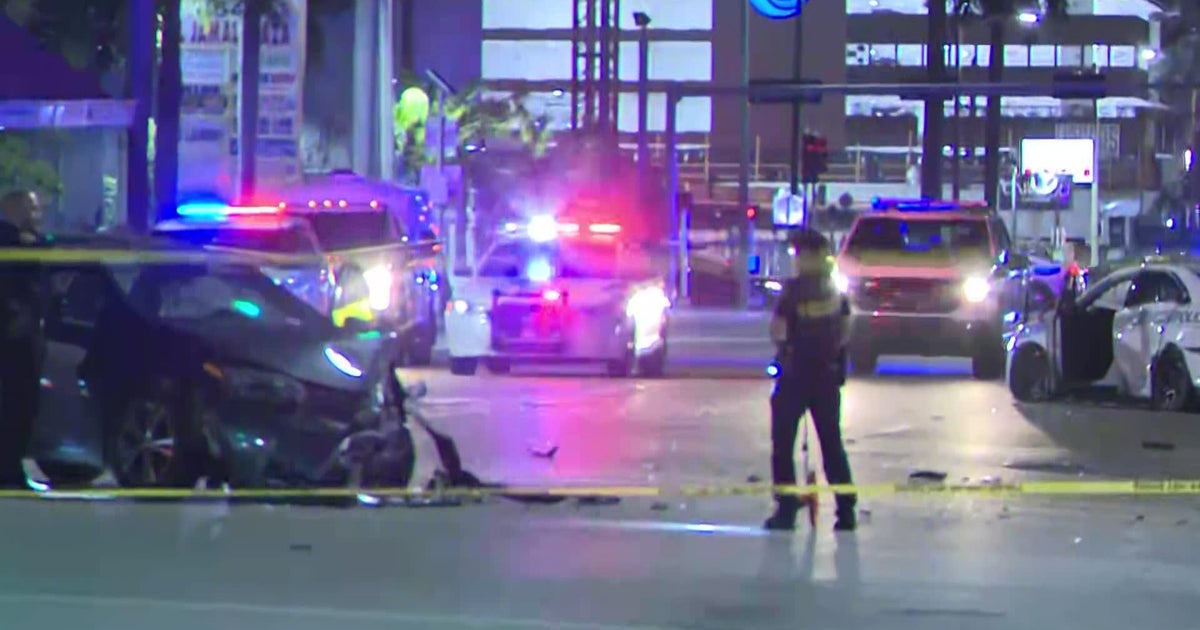 Woman dies, another injured in crash involving Miami police cruiser Woman dies, another injured in crash involving Miami police cruiser