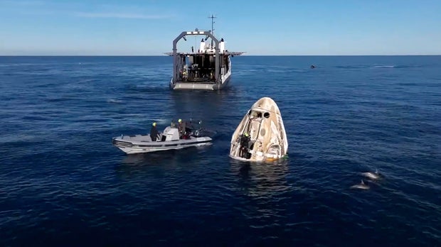 ap25077804507321 How did the astronauts return to Earth?