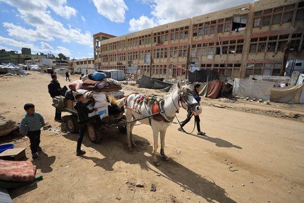 The Israeli army forcibly moves the Palestinians in the Shujaiyye district
