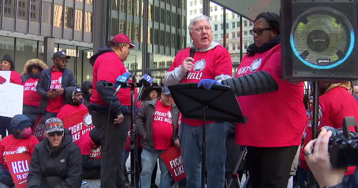 Chicago postal workers rally against any efforts to dismantle USPS