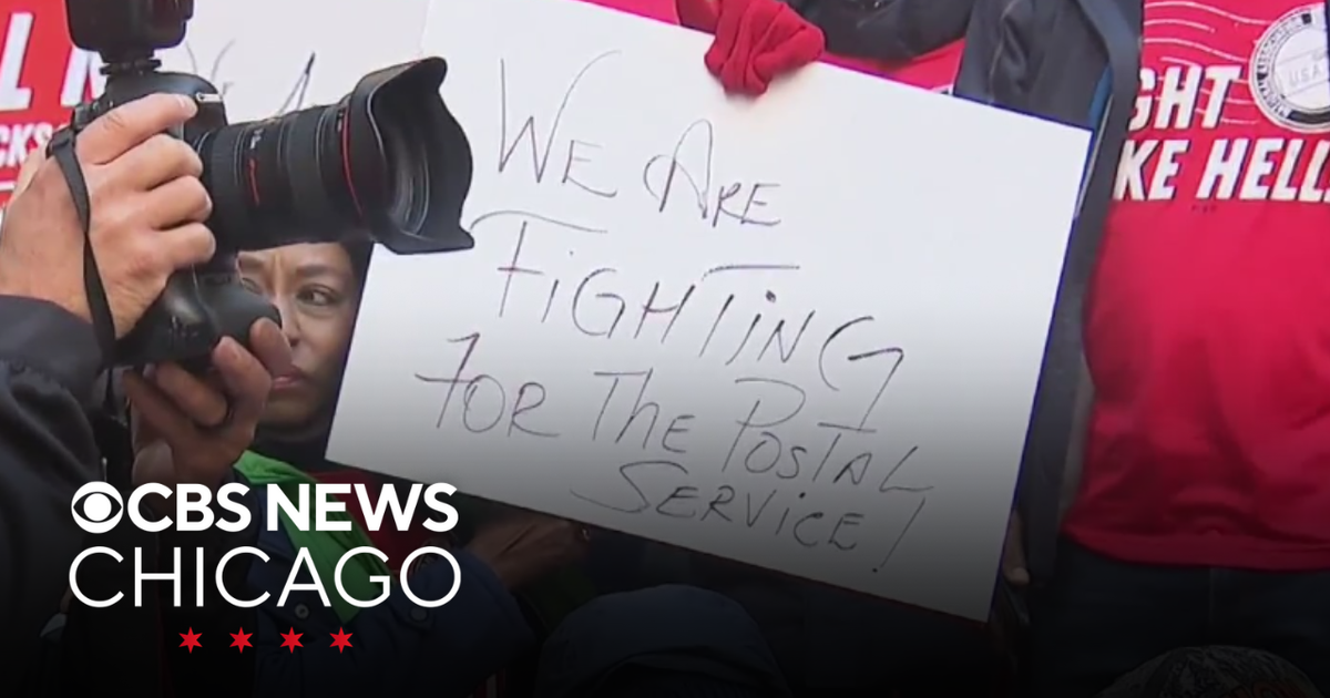 Postal workers rally against any efforts to dismantle USPS - CBS Chicago