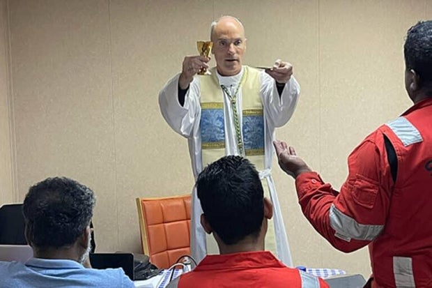 Dali ship crew holds Mass in Baltimore 