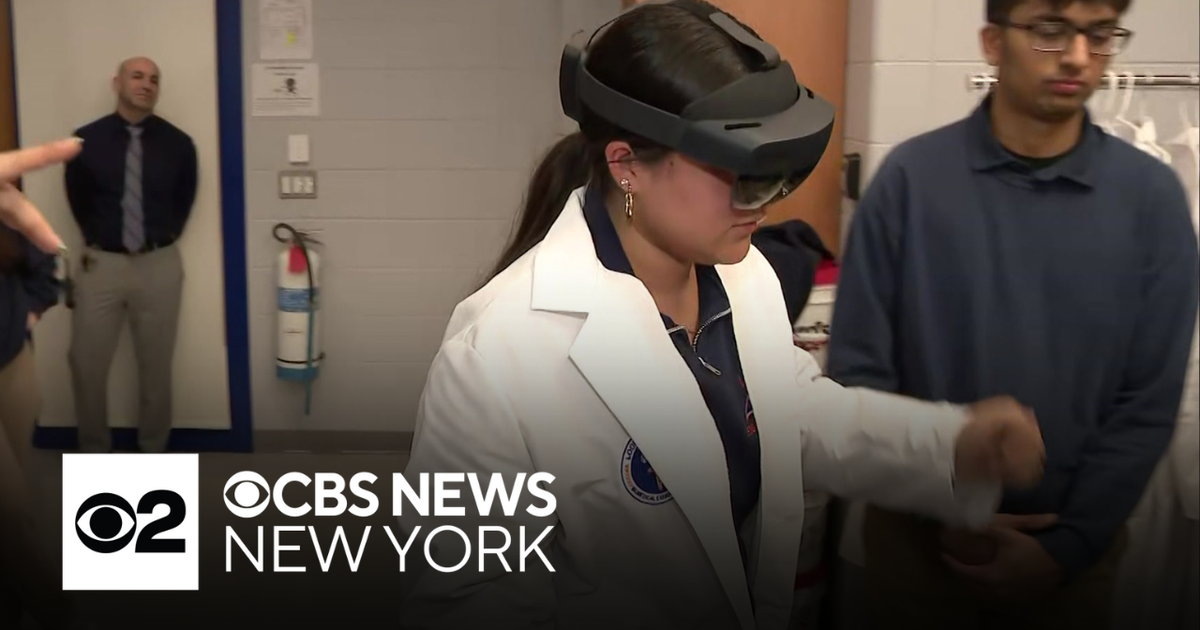 Inside Lodi High School's state-of-the-art med lab - CBS New York