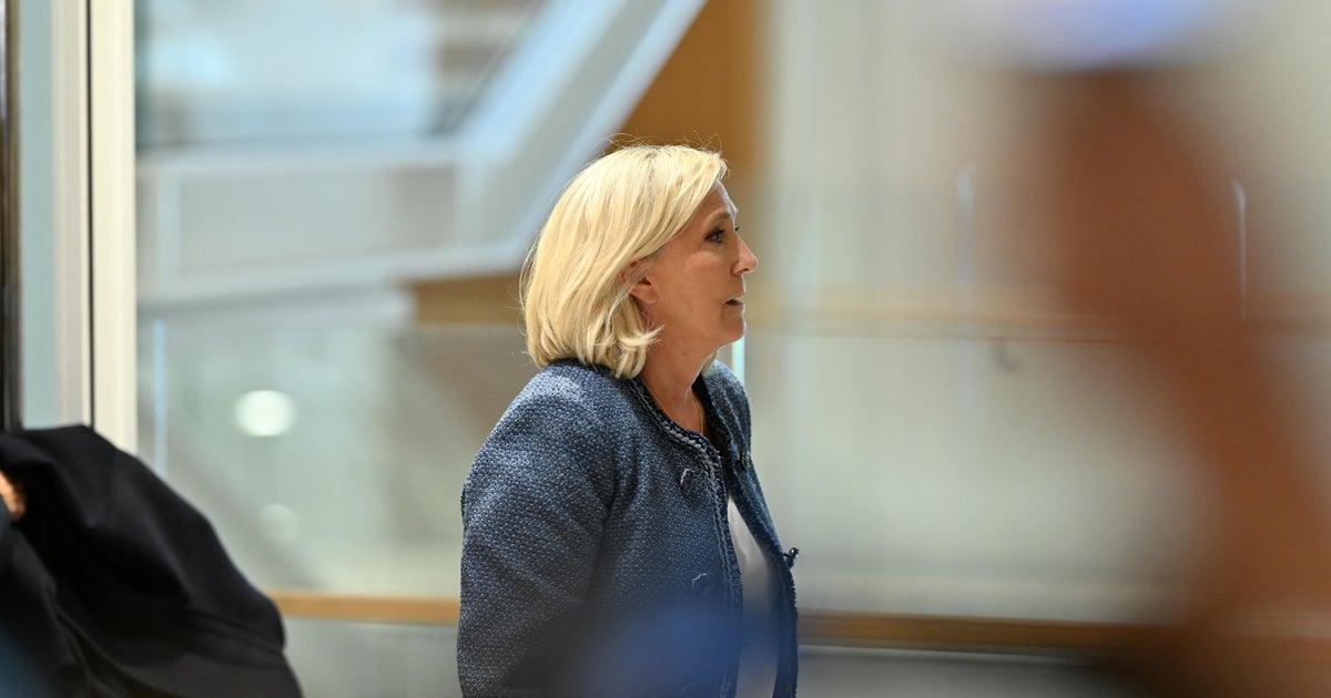 Fransa'nın sağcı politikacının önde gelen Marine Le Pen'i, zimmete para geçirme suçlu buldu, seçimlerden yasaklandı