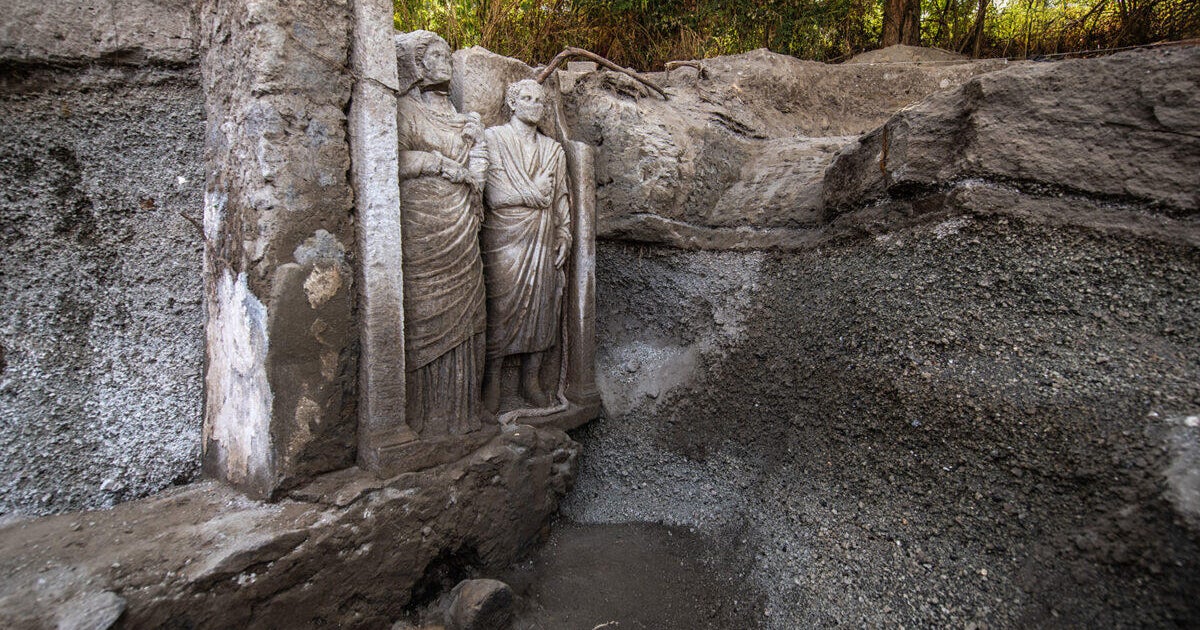 Rare life-sized statues of toga-clad couple found in Pompeii tomb