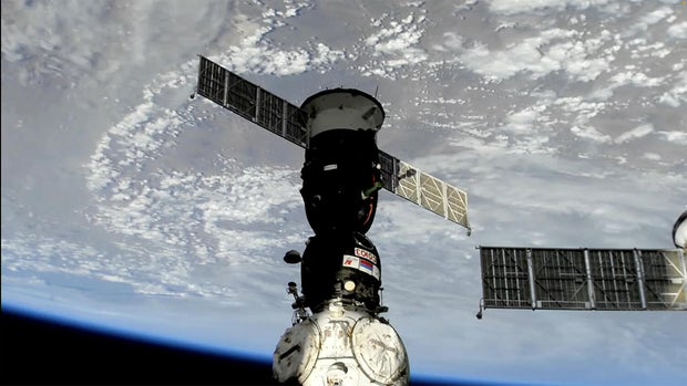 040825-docking2.jpg 