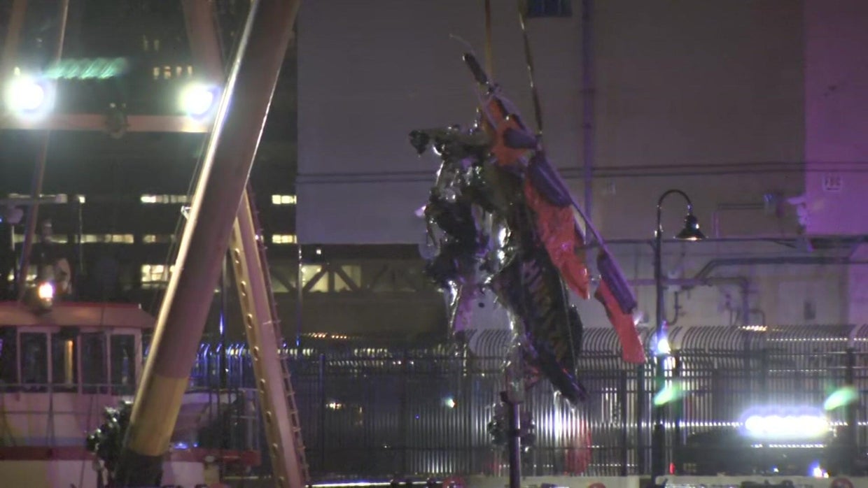 Helicopter Fall in Rijeka Hudson kills all 6 on board star-news.press/wp The helicopter wreck is raised from the Hudson River Water.