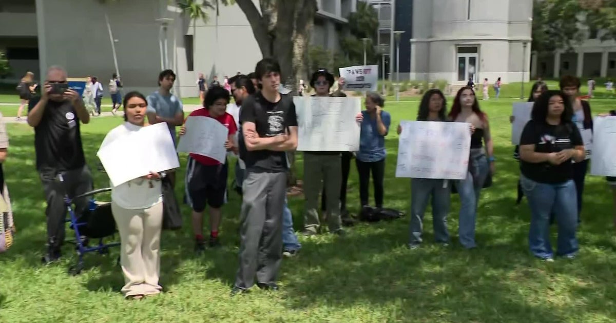 FIU students, faculty protest school’s partnership with ICE FIU students, faculty protest school’s partnership with ICE