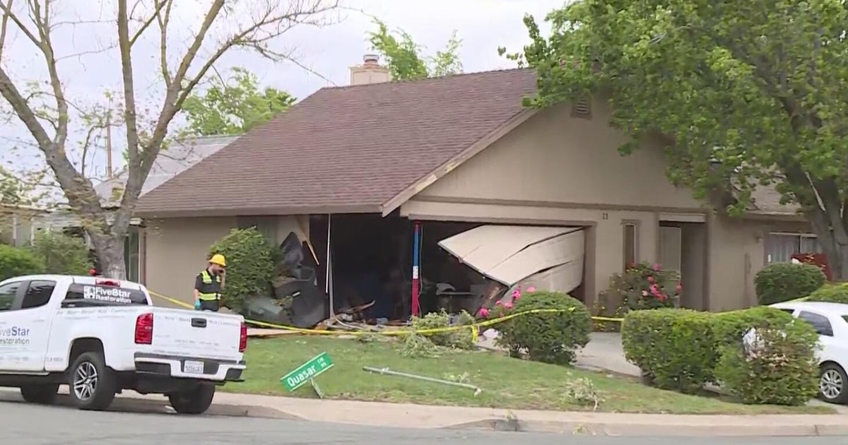 Driver takes off after crashing into Sacramento home - CBS Sacramento