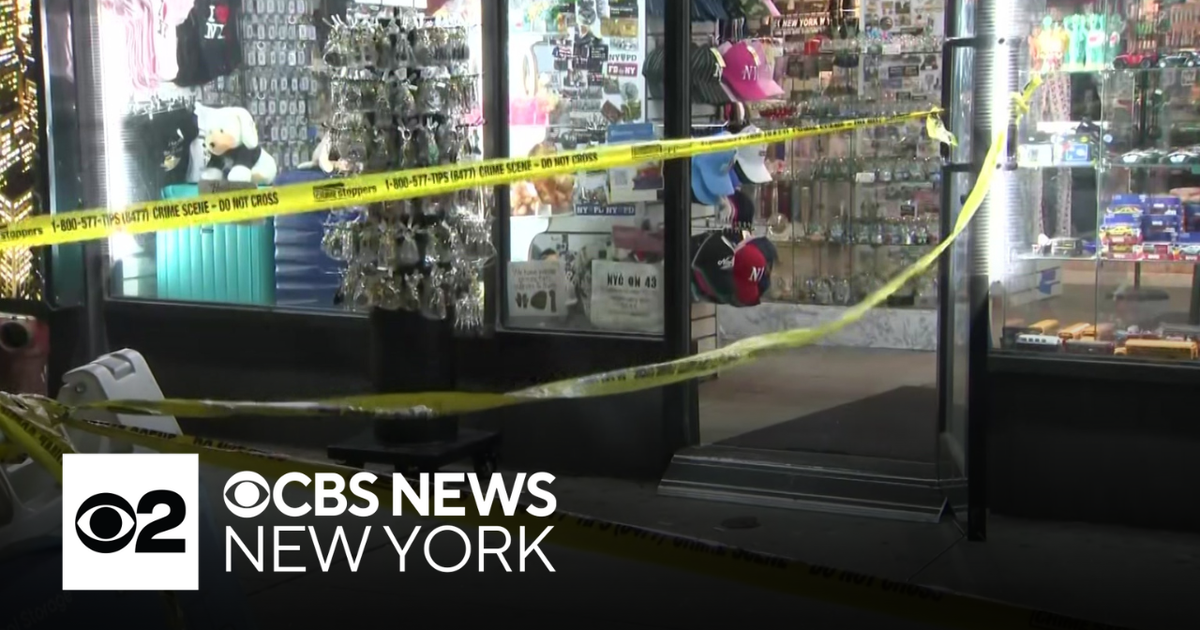 Search for suspects after teen stabbed in Times Square - CBS New York