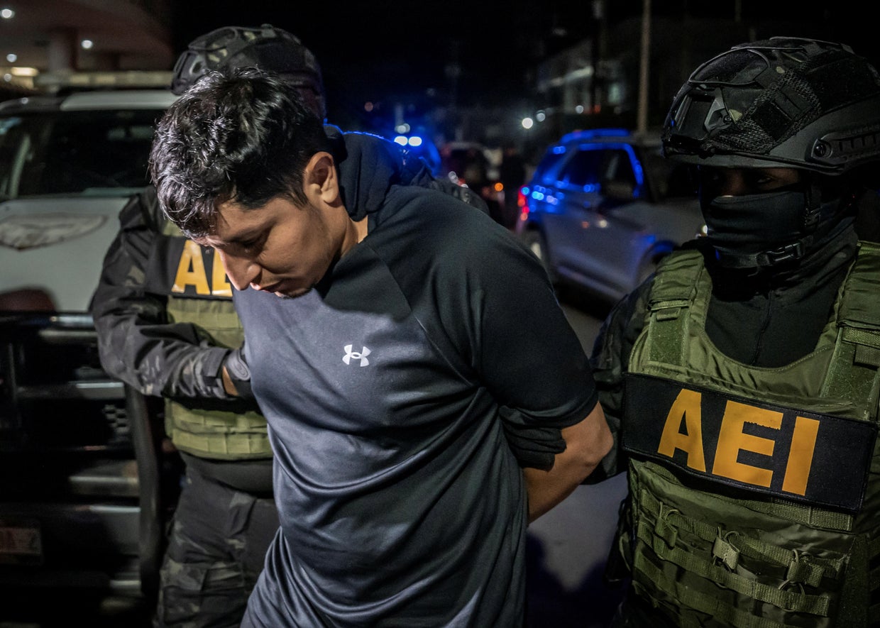 The members of the State Security Agency escort the US citizens who shot and killed a state Mexican police officer in Tijuana