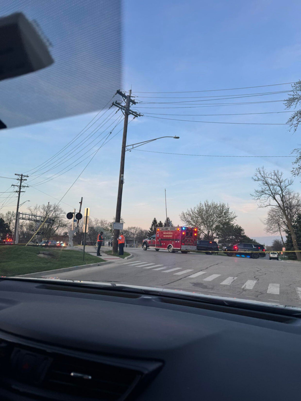 Metra train strikes pedestrian in Brookfield, Illinois - CBS Chicago