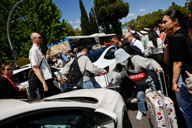 People walk among the cars with the duration of their luggage a blackout in Madrid, Spain, on April 28, 2025.