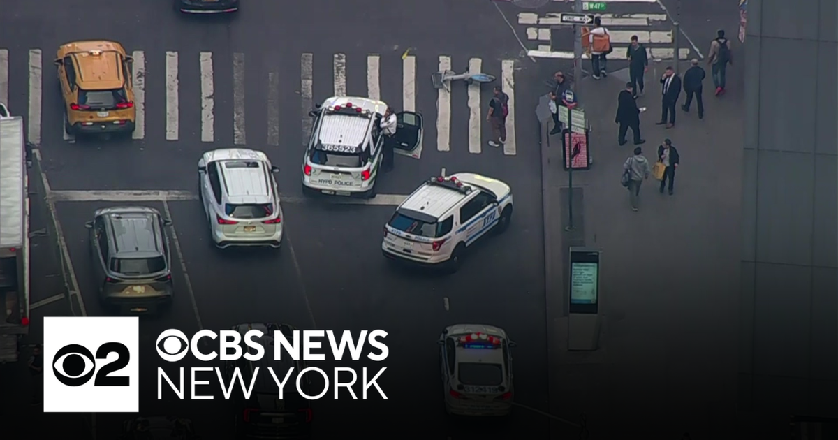 Police respond to shooting near Times Square in NYC - CBS New York