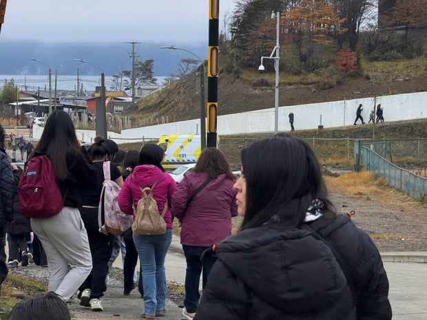 El terremoto golpea la costa sur de Chile, provocando amenaza del tsunami, en Puerto Williams