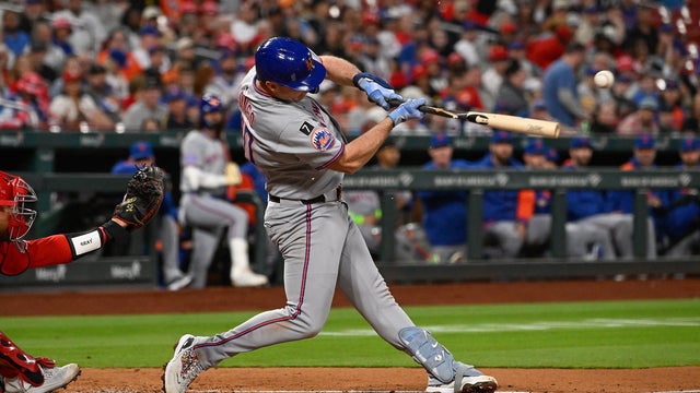 Pete Alonso #20 of the New York Mets breaks his bat on a single against the St. Louis Cardinals in the third inning at Busch Stadium on May 2, 2025 in St Louis, Missouri. 