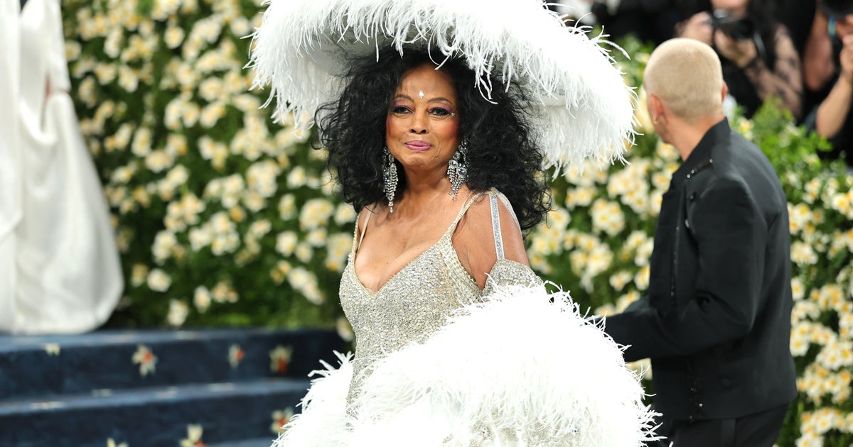 Diana Ross Stuns се срещна с гала синия килим с 18-футов дълъг влак 