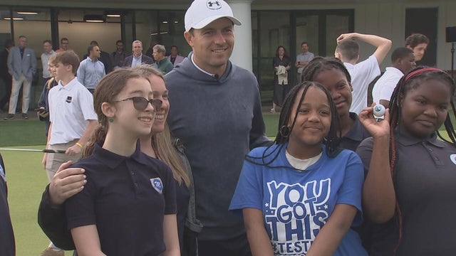 Jordan Spieth poses for a photo with some youth golfers 