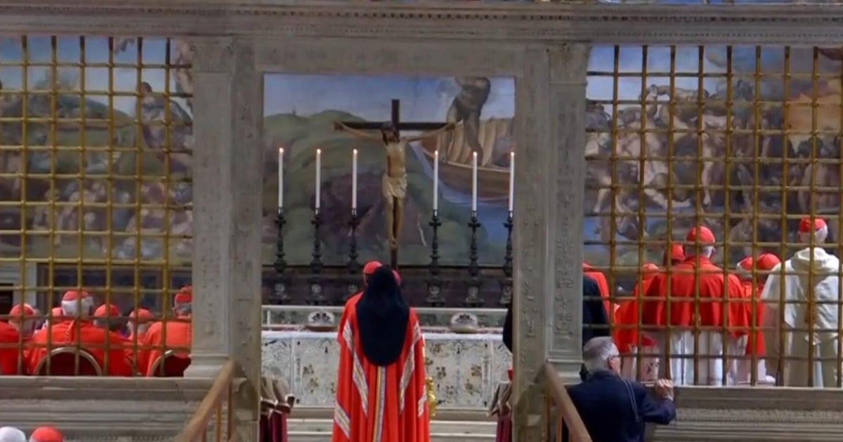 What happens in each round of voting during the conclave?