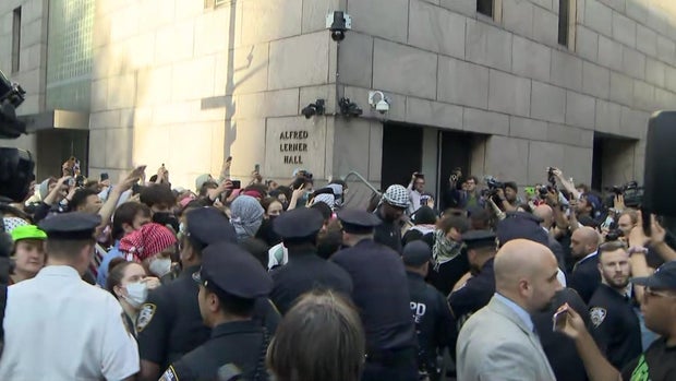 At least 2 injured in the Columbia University Protest, NYPD takes tithes into custody star-news.press/wp NYPD officers clash with a large pile of demonstrators.