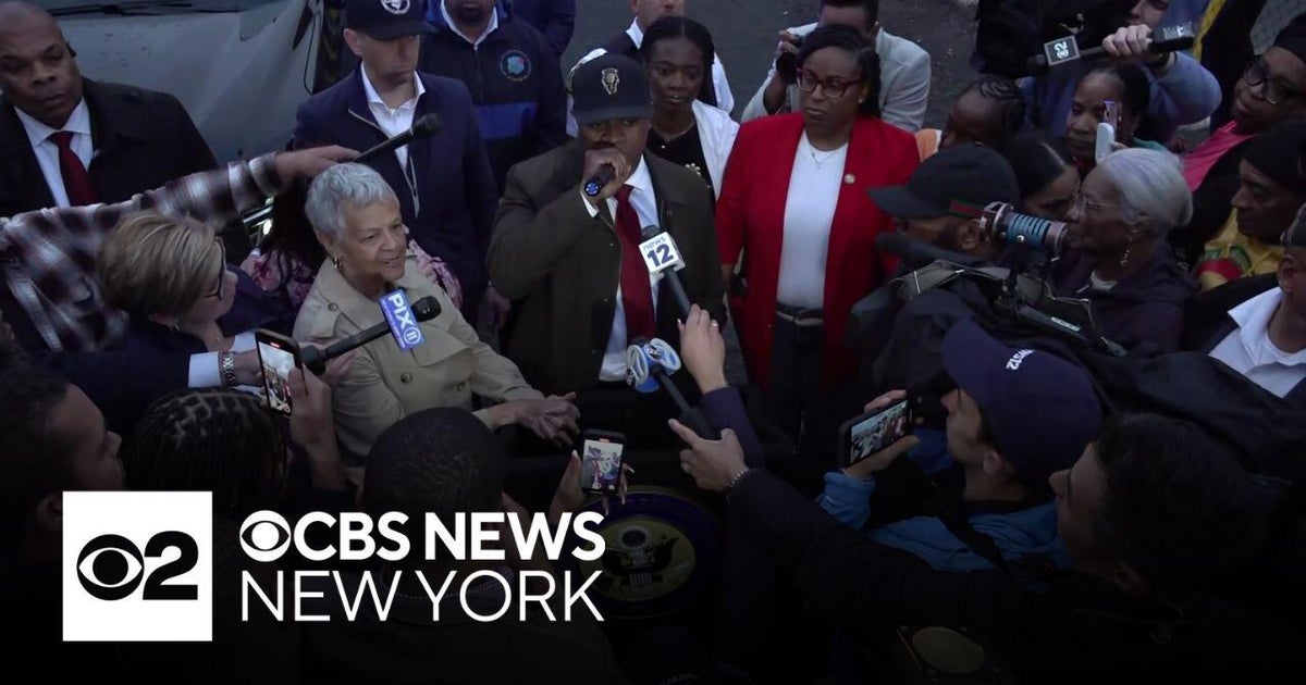 Newark mayor charged with trespassing at ICE facility - CBS New York
