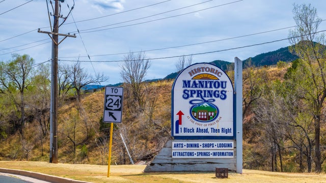 An entrance road going to Manitou Springs, Colorado 