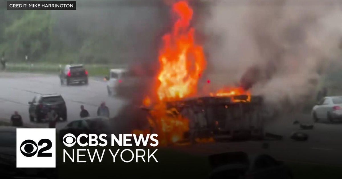 At least 2 dead in Taconic State Parkway crash - CBS New York