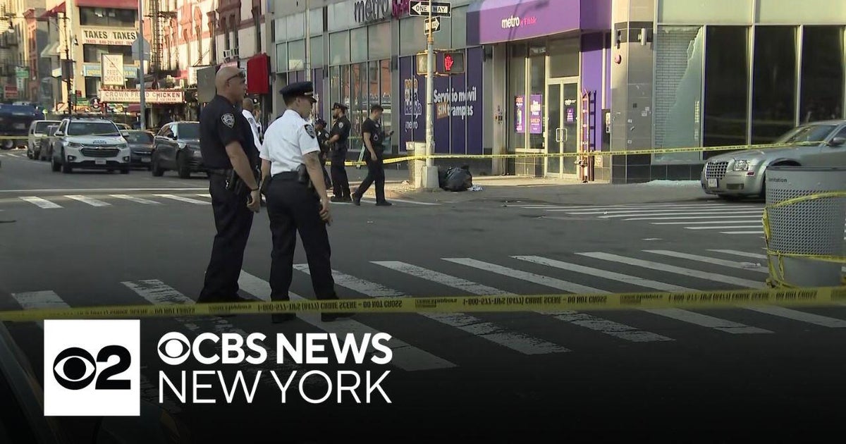 Teen shot outside East Harlem cellphone store, NYPD says - CBS New York