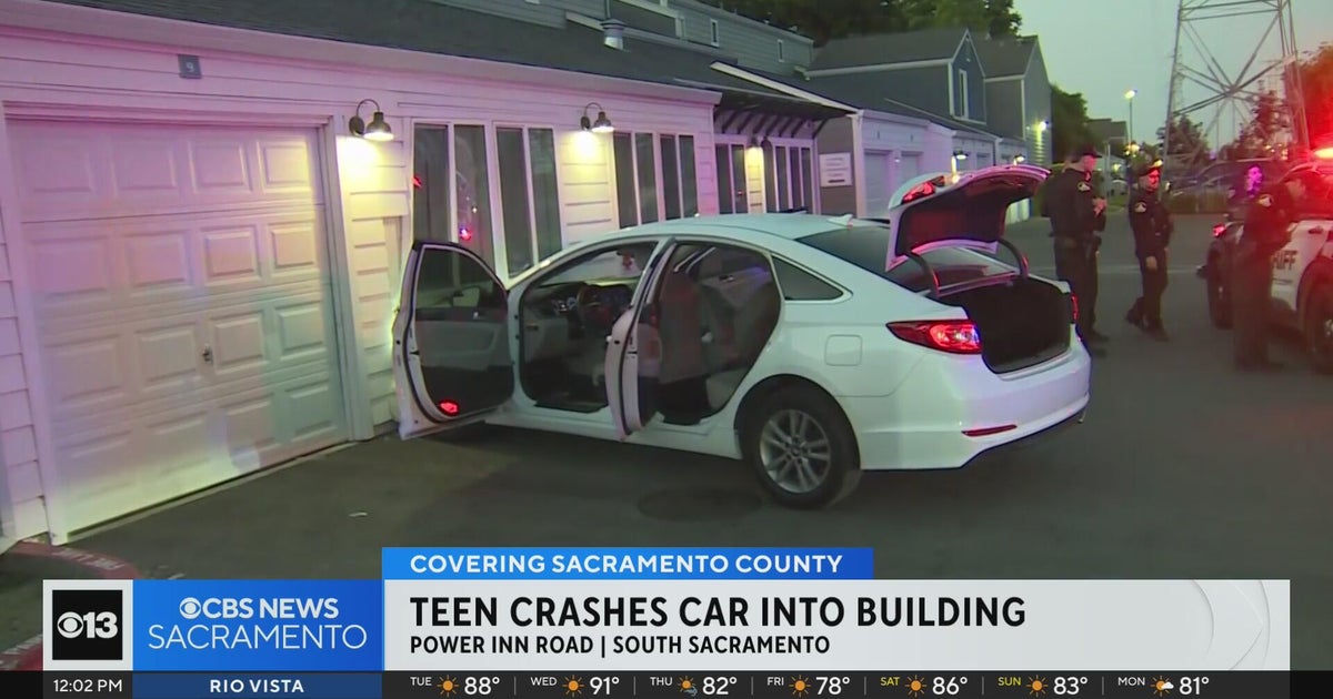 Teen crashes car into south Sacramento apartment building