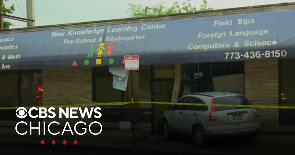 可愛いクリスマスツリーやギフトが！ SUV slams into daycare center on Chicago's Southwest Side アイドルグッズ