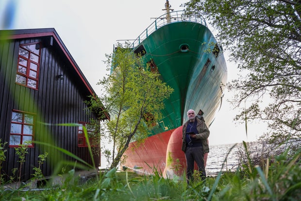 Mientras el dueño durmía, un bote de 440 pies casi golpeó a la cabaña noruega. Se informa que el timonel también se durmió.