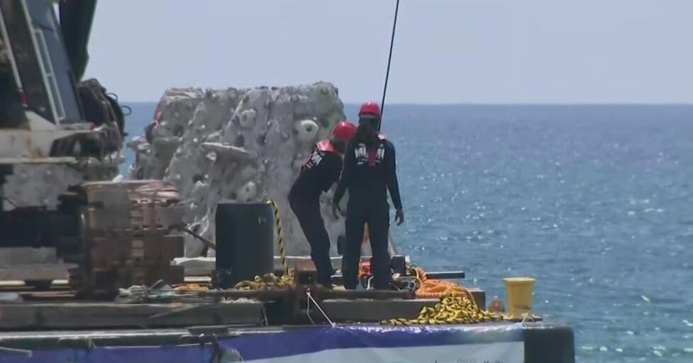 Artificial reefs dropped into the ocean off Hollywood’s North Beach Park Artificial reefs dropped into the ocean off Hollywood’s North Beach Park