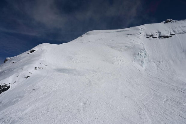 Cinco esquiadores encontrados muertos en glaciares en Suiza; otro esquiador asesinado por una avalancha