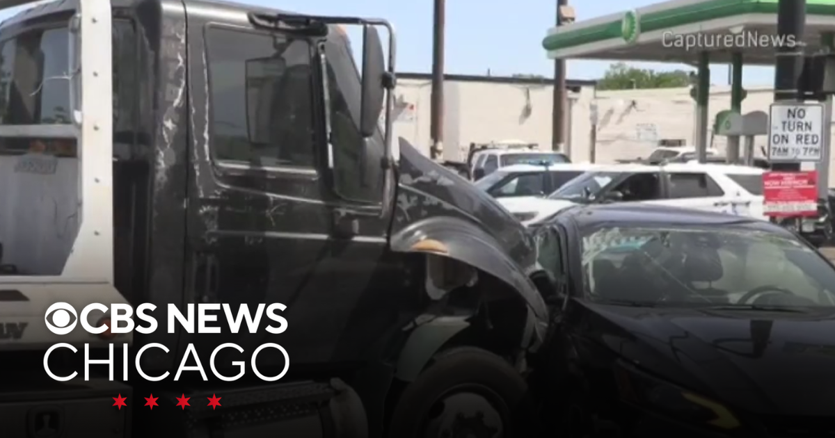 Man arrested after tow truck crash on Chicago's South Side - CBS Chicago
