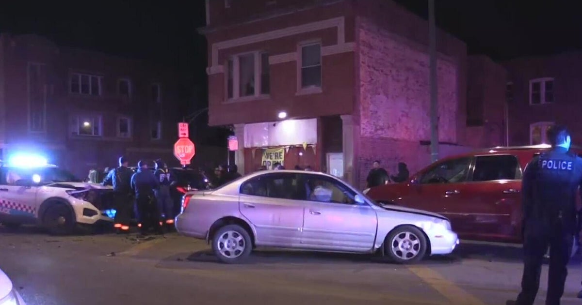 2 Chicago police officers, 5 others hurt in West Side multi-vehicle ...