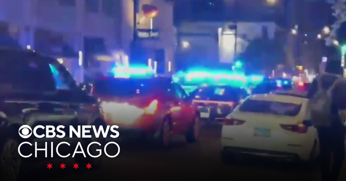 Pair stabs man during fight in River North - CBS Chicago