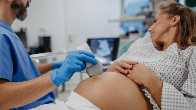 Ob/gyn doctor doing ultrasound of baby on pregnant woman. Woman having sonogram. Prenatal visit or care during third trimester of pregnancy. Pregnant woman on pregnancy check-up in doctor‚Äôs office. 