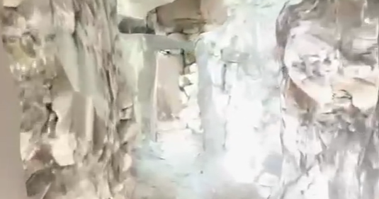 Piramitler ve “benzersiz bir kanal sistemi” dahil olmak üzere Guatemala'da ortaya çıkan antik Maya şehri