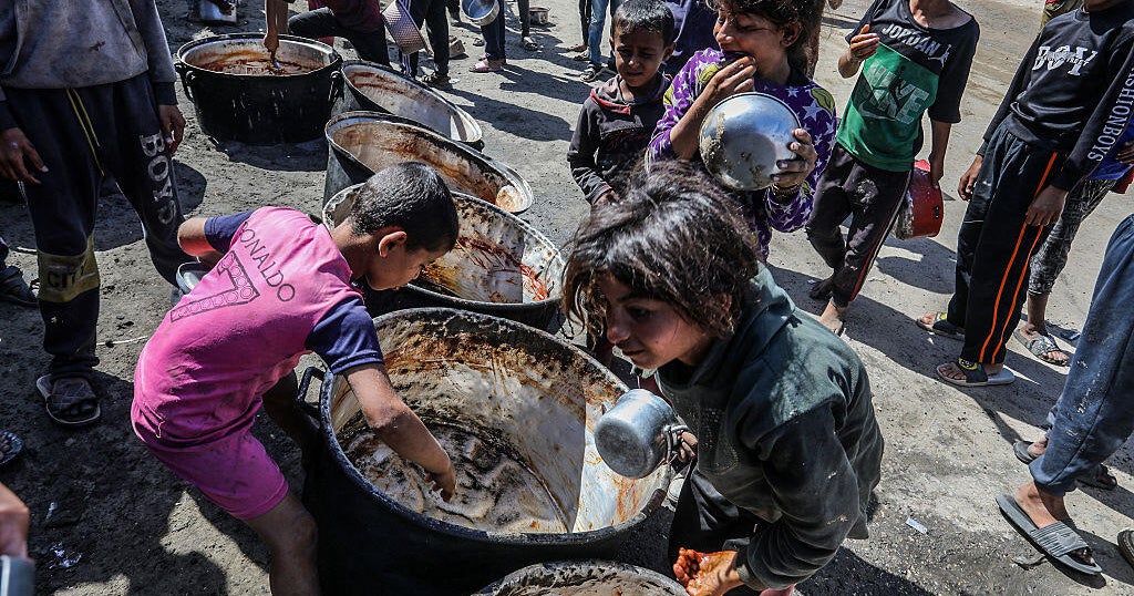 U.N. food trucks blocked, offloaded by hungry Palestinians in Gaza as Hamas considers U.S.-led ceasefire agreement